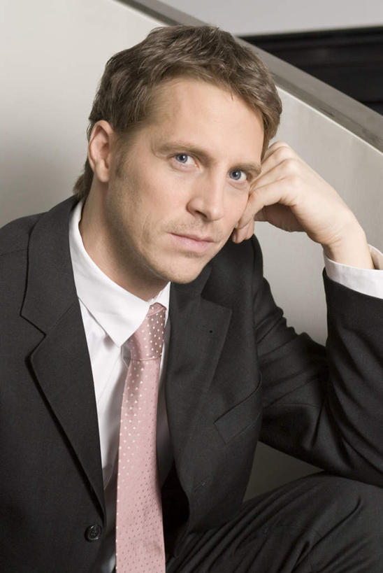 西方人,脸,头,脸颊,手,一个人,商务人士,商务男性,坐,竖图,室内,特写,白天,正面,衬衫,欧洲,欧洲人,仅一个男性,仅一个人,仅一个中年男性,撑,套装,领带,托腮,注视,观察,看,托,手部,观看,单手,察看,象征,庄重,关注,托下巴,商务装,身份,工薪阶层,正式,地位,男人,男性,中年男性,白种人,头部,脸部,脸蛋,面部,白领,上班族,坐着,半身,彩图,衬衣