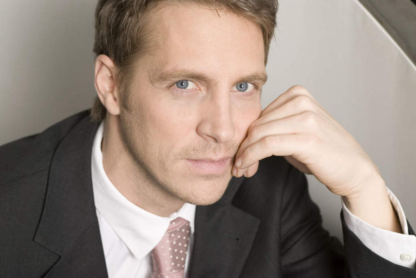 西方人,脸,头,脸颊,手,一个人,商务人士,商务男性,坐,横图,室内,特写,白天,正面,衬衫,欧洲,欧洲人,仅一个男性,仅一个人,仅一个中年男性,撑,套装,领带,托腮,注视,观察,看,托,手部,观看,单手,察看,象征,庄重,关注,托下巴,商务装,身份,工薪阶层,正式,地位,男人,男性,中年男性,白种人,头部,脸部,脸蛋,面部,白领,上班族,坐着,半身,彩图,衬衣