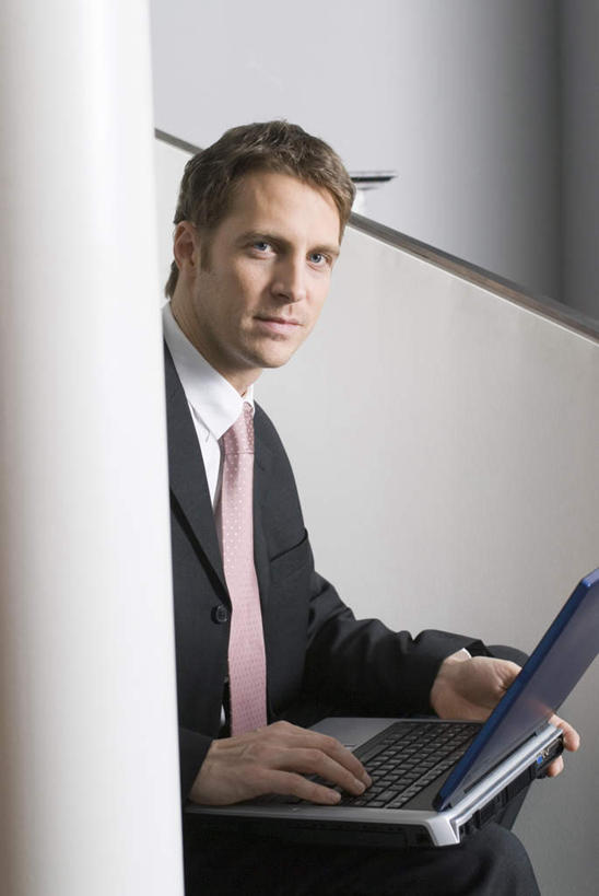 西方人,一个人,商务人士,商务男性,栏杆,坐,竖图,室内,白天,侧面,衬衫,电脑,笔记本电脑,楼梯,欧洲,欧洲人,仅一个男性,仅一个人,仅一个中年男性,敲打,套装,网络,扶手,阶梯,领带,注视,输入,通讯设备,护栏,台阶,打字,观察,看,观看,点击,敲击,察看,无线,象征,庄重,关注,通信设备,商务装,身份,无线网络,无线上网,便携式电脑,工薪阶层,正式,地位,按键,手提电脑,男人,男性,中年男性,白种人,白领,上班族,坐着,半身,彩图,衬衣