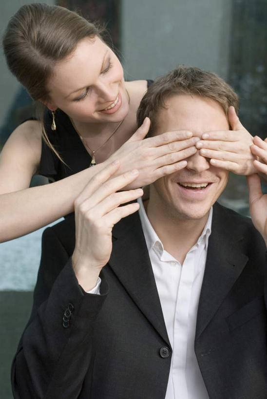 西方人,中年人,两个人,家庭,夫妻,站,坐,笑,微笑,露齿笑,竖图,室内,白天,正面,衬衫,晚礼服,西装,爱情,欧洲,欧洲人,套装,正装,领带,浪漫,注视,职业装,观察,看,站着,温暖,温馨,一家人,恩爱,遮,遮掩,恋人,观看,和睦,察看,掩盖,遮挡,关注,遮盖,燕尾服,掩饰,男人,男性,女人,女性,中年男性,中年女性,白种人,夫妇,情侣,站立,坐着,半身,彩图,衬衣,晚宴服,舞会服,洋服,洋装,夜礼服,伴侣,融洽