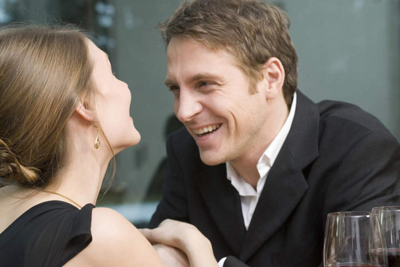 红酒,葡萄酒,西方人,中年人,两个人,家庭,夫妻,坐,笑,微笑,露齿笑,横图,室内,白天,侧面,衬衫,晚礼服,西装,爱情,杯子,欧洲,欧洲人,套装,正装,高脚杯,领带,红酒杯,酒类,浪漫,注视,职业装,相视,玻璃制品,酒,饮料,酒杯,观察,看,温暖,温馨,一家人,面对面,红葡萄酒,恩爱,恋人,观看,对视,和睦,察看,互视,葡萄酒杯,关注,相对,燕尾服,相看,男人,男性,女人,女性,中年男性,中年女性,白种人,夫妇,情侣,玻璃杯,坐着,半身,彩图,衬衣,晚宴服,舞会服,洋服,洋装,夜礼服,伴侣,融洽