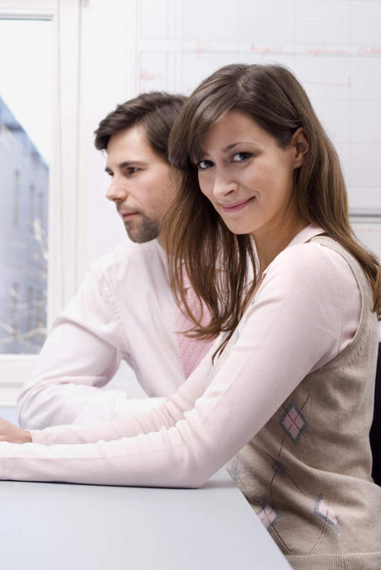 西方人,两个人,伙伴,朋友,商务人士,商务男性,商务女性,坐,笑,微笑,露齿笑,竖图,室内,白天,侧面,衬衫,友谊,合作,团队,电脑,显示器,鼠标,键盘,欧洲,欧洲人,敲打,套装,网络,领带,注视,输入,输入设备,通讯设备,打字,观察,看,台式电脑,战略,观看,点击,敲击,察看,象征,庄重,关注,通信设备,商务装,身份,工薪阶层,输出设备,联合,合谋,正式,地位,配合,协作,按键,男人,男性,年轻男性,年轻女性,女人,女性,白种人,白领,上班族,坐着,半身,彩图,衬衣