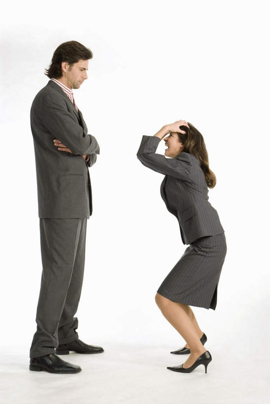 西方人,两个人,伙伴,朋友,商务人士,商务男性,商务女性,站,蹲,双手交叉,竖图,室内,白天,白色背景,侧面,高跟鞋,衬衫,时尚,友谊,合作,团队,鞋子,欧洲,欧洲人,套装,注视,观察,看,站着,战略,遮,遮掩,摄影,影棚,观看,察看,掩盖,双手抱胸,遮挡,关注,时髦,商务装,工薪阶层,遮盖,联合,合谋,掩饰,时兴,配合,协作,男人,男性,年轻男性,年轻女性,女人,女性,白种人,白领,上班族,蹲着,站立,彩图,全身,影棚拍摄,衬衣,拍摄