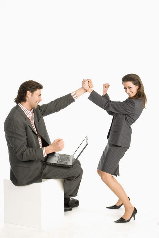 西方人,两个人,伙伴,朋友,商务人士,商务男性,商务女性,站,坐,举,握手,竖图,室内,白天,白色背景,侧面,高跟鞋,衬衫,时尚,友谊,合作,团队,电脑,笔记本电脑,鞋子,欧洲,欧洲人,套装,网络,木制,板凳,凳子,通讯设备,木制品,托,站着,战略,摄影,影棚,无线,时髦,通信设备,商务装,无线网络,无线上网,便携式电脑,工薪阶层,联合,合谋,时兴,配合,协作,手提电脑,男人,男性,年轻男性,年轻女性,女人,女性,白种人,白领,上班族,搀手,举起,举手,举着,拉手,手搀手,手拉手,手牵手,手握手,向上举,向上伸,向上托,站立,坐着,彩图,全身,影棚拍摄,衬衣,拍摄