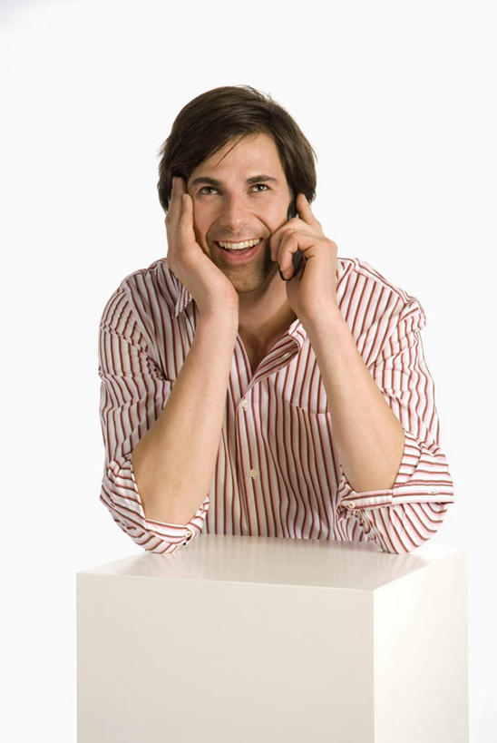 西方人,一个人,商务人士,商务男性,站,笑,说,打电话,微笑,露齿笑,竖图,室内,白天,白色背景,正面,衬衫,讨论,电话,手机,欧洲,欧洲人,仅一个男性,仅一个人,仅一个中年男性,撑,握,套装,木制,板凳,凳子,拿,拿着,托腮,注视,通讯设备,木制品,观察,看,托,站着,握着,摄影,影棚,观看,察看,关注,托下巴,商务装,工薪阶层,交流,男人,男性,中年男性,白种人,白领,上班族,沟通,讲话,交谈,商讨,说话,谈话,通话,站立,半身,彩图,影棚拍摄,衬衣,拍摄