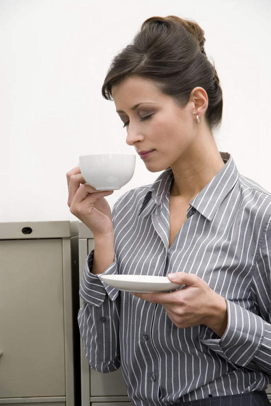 咖啡,西方人,一个人,商务人士,商务女性,站,笑,微笑,露齿笑,竖图,室内,白天,白色背景,正面,幸福,杯子,餐具,欧洲,欧洲人,仅一个年轻女性,仅一个女性,仅一个人,握,套装,瓷器,碟子,盘,咖啡杯,陶瓷制品,拿,拿着,注视,娱乐,闻,饮料,盘子,碟,观察,看,站着,享受,休闲,温馨,放松,乐趣,握着,摄影,影棚,观看,察看,嗅,提神,舒适,关注,瓷杯,醒脑,商务装,工薪阶层,软饮料,年轻女性,女人,女性,白种人,白领,上班族,站立,半身,彩图,影棚拍摄,拍摄