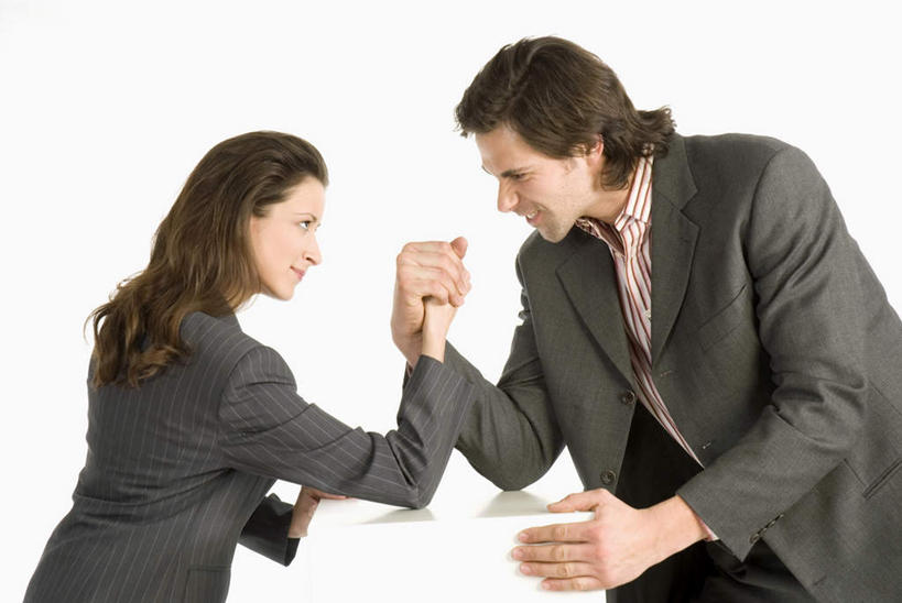 西方人,两个人,伙伴,朋友,商务人士,商务男性,商务女性,站,横图,室内,白天,白色背景,侧面,衬衫,游戏,友谊,比赛,合作,团队,桌面,桌子,欧洲,欧洲人,阴影,套装,反射,木制,影子,领带,玩,注视,右手,娱乐,木制品,观察,看,站着,休闲,力量,战略,扳手腕,摄影,影棚,观看,活动,察看,掰手腕,象征,庄重,发泄,关注,消遣,智力,商务装,身份,工薪阶层,宣泄,联合,合谋,正式,地位,比力,较劲,扳手劲,手肘,较量,配合,协作,男人,男性,年轻男性,年轻女性,女人,女性,白种人,胳膊,手臂,白领,上班族,玩耍,嬉戏,站立,半身,彩图,影棚拍摄,衬衣,拍摄