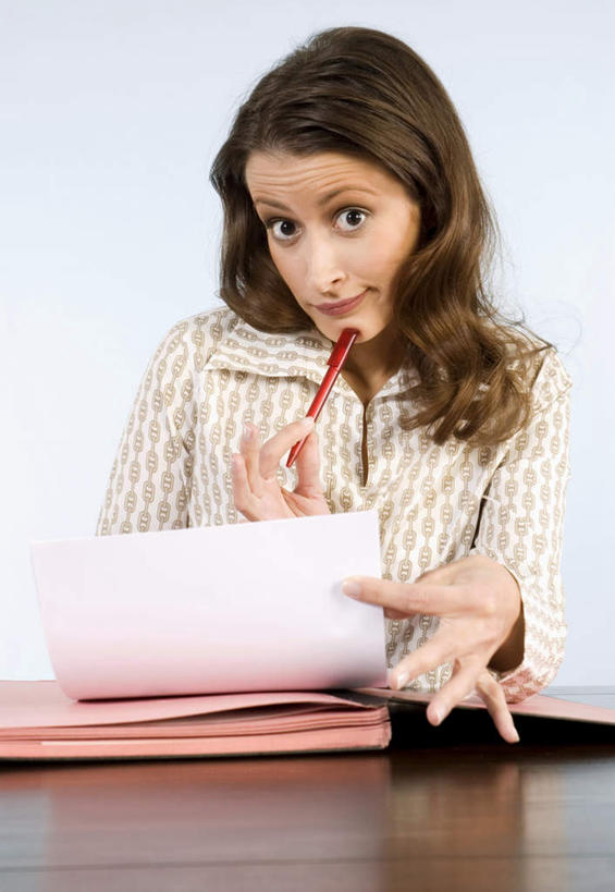 西方人,一个人,商务人士,商务女性,办公室,坐,笑,微笑,露齿笑,竖图,室内,白天,正面,家具,桌子,欧洲,欧洲人,仅一个年轻女性,仅一个女性,仅一个人,握,套装,笔,材料,档案,文件,纸,办公桌,办公用品,拿,拿着,注视,水笔,文具,手稿,学习用品,资料,观察,看,握着,观看,文具用品,证明,察看,关注,文档,商务装,工薪阶层,办公家具,年轻女性,女人,女性,白种人,白领,上班族,坐着,半身,彩图