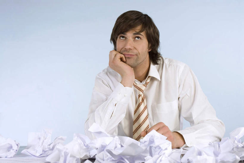 西方人,一个人,商务人士,商务男性,坐,横图,室内,白天,正面,衬衫,欧洲,欧洲人,仅一个男性,仅一个人,撑,蓝色背景,套装,材料,档案,文件,纸,垃圾,领带,凌乱,托腮,注视,仅一个年轻男性,手稿,资料,观察,看,托,思考,摄影,影棚,观看,证明,察看,混乱,象征,庄重,关注,托下巴,文档,商务装,身份,工薪阶层,正式,地位,思虑,纷乱,缭乱,庞杂,男人,男性,年轻男性,白种人,白领,上班族,坐着,半身,彩图,影棚拍摄,衬衣,拍摄