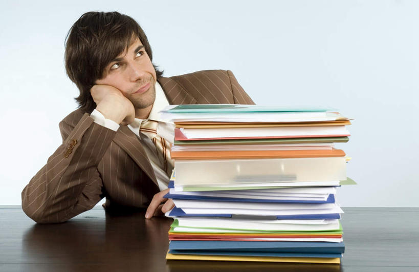 西方人,一个人,商务人士,商务男性,办公室,坐,横图,室内,白天,正面,衬衫,家具,桌子,欧洲,欧洲人,仅一个男性,仅一个人,一堆,撑,堆叠,堆积,蓝色背景,套装,材料,档案,文件,纸,办公桌,领带,托腮,注视,仅一个年轻男性,手稿,资料,观察,看,托,摄影,影棚,观看,堆,证明,察看,象征,庄重,关注,托下巴,文档,商务装,身份,文件架,工薪阶层,资料架,办公家具,正式,地位,文件框,文件座,资料档,资料座,男人,男性,年轻男性,白种人,白领,上班族,坐着,半身,彩图,影棚拍摄,衬衣,拍摄