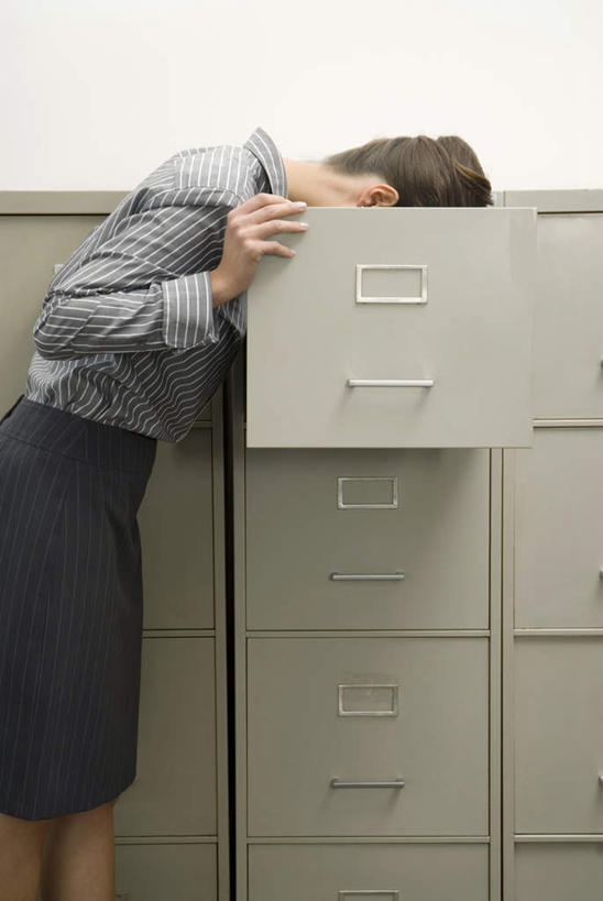 西方人,一个人,商务人士,商务女性,站,竖图,室内,白天,侧面,柜子,门,欧洲,欧洲人,仅一个年轻女性,仅一个女性,仅一个人,弯腰,握,套装,材料,档案,文件,拿,拿着,注视,资料,门框,打开,观察,看,站着,握着,观看,察看,开启,关注,文档,商务装,档案柜,工薪阶层,弯身,年轻女性,女人,女性,白种人,白领,上班族,站立,半身,彩图