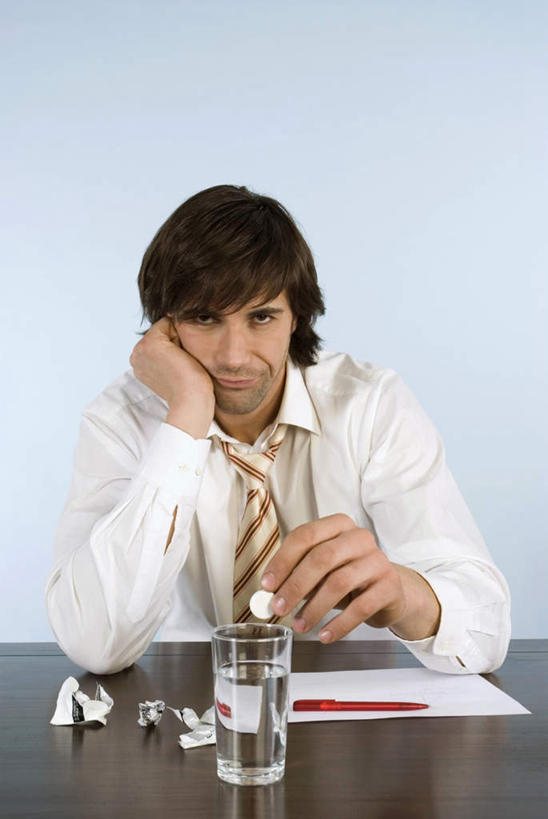 西方人,一个人,商务人士,商务男性,办公室,坐,竖图,室内,白天,正面,衬衫,安全,水,家具,桌子,杯子,欧洲,欧洲人,仅一个男性,仅一个人,撑,蓝色背景,套装,材料,档案,文件,药剂,药丸,液体,纸,办公桌,防护,领带,托腮,注视,饮用水,药片,玻璃制品,仅一个年轻男性,手稿,水杯,资料,药品,矿泉水,观察,看,托,治疗,摄影,影棚,观看,保护,药物,证明,察看,医疗,象征,庄重,关注,托下巴,文档,保险,商务装,身份,预防,工薪阶层,蒸馏水,办公家具,正式,地位,平安,男人,男性,年轻男性,白种人,白领,上班族,玻璃杯,坐着,半身,彩图,影棚拍摄,衬衣,拍摄