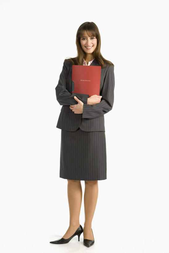 西方人,一个人,商务人士,商务女性,站,笑,微笑,露齿笑,竖图,室内,白天,白色背景,正面,高跟鞋,时尚,鞋子,欧洲,欧洲人,仅一个年轻女性,仅一个女性,仅一个人,握,套装,材料,档案,文件,纸,拿,拿着,注视,手稿,资料,观察,看,站着,握着,摄影,影棚,观看,证明,察看,关注,时髦,文档,商务装,工薪阶层,时兴,年轻女性,女人,女性,白种人,白领,上班族,站立,彩图,全身,影棚拍摄,拍摄