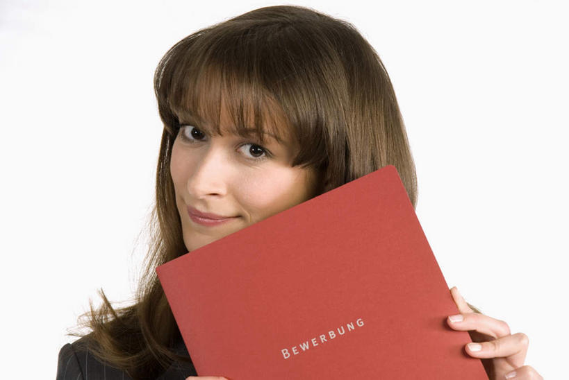 西方人,脸,头,脸颊,手,一个人,商务人士,商务女性,站,笑,微笑,露齿笑,横图,室内,特写,白天,白色背景,正面,欧洲,欧洲人,仅一个年轻女性,仅一个女性,仅一个人,握,套装,材料,档案,文件,纸,拿,拿着,注视,手稿,资料,观察,看,站着,手部,握着,摄影,影棚,观看,单手,证明,察看,关注,文档,商务装,工薪阶层,年轻女性,女人,女性,白种人,头部,脸部,脸蛋,面部,白领,上班族,站立,半身,彩图,影棚拍摄,拍摄