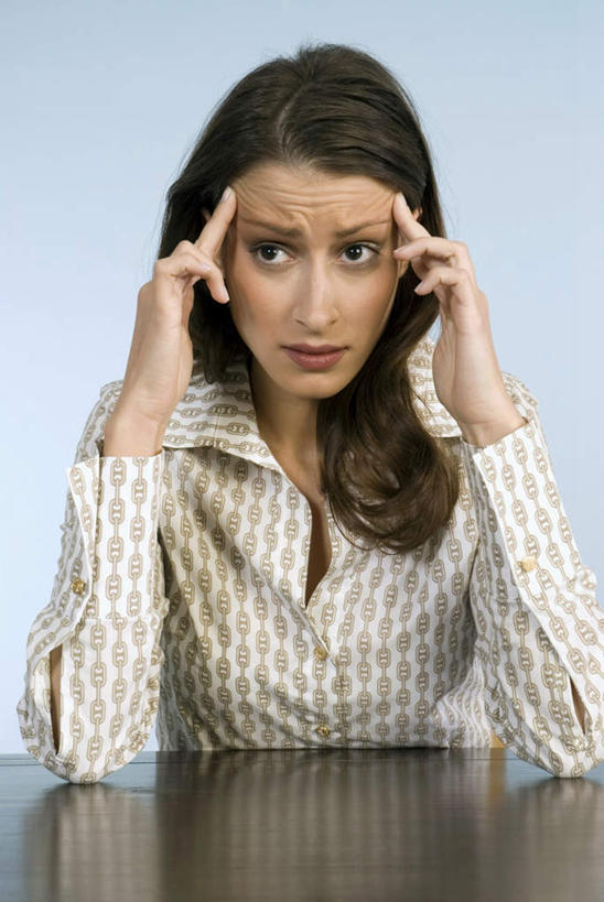 西方人,一个人,商务人士,商务女性,办公室,坐,竖图,室内,白天,正面,按摩,家具,桌子,欧洲,欧洲人,仅一个年轻女性,仅一个女性,仅一个人,蓝色背景,套装,办公桌,注视,观察,看,享受,健康,保健,摄影,影棚,观看,察看,关注,商务装,工薪阶层,指压,办公家具,年轻女性,女人,女性,白种人,白领,上班族,坐着,半身,彩图,影棚拍摄,推拿,拍摄