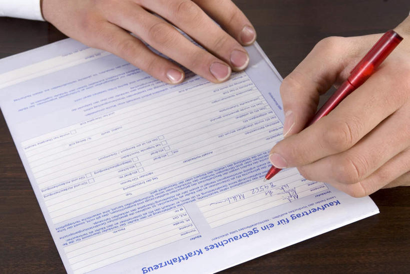 西方人,手,一个人,商务人士,商务男性,办公室,横图,俯视,室内,特写,白天,衬衫,家具,桌子,欧洲,欧洲人,双手,仅一个男性,仅一个人,握,套装,笔,材料,档案,文件,纸,办公桌,办公用品,拿,拿着,水笔,文具,仅一个年轻男性,手稿,学习用品,资料,手部,握着,文具用品,证明,文档,商务装,工薪阶层,办公家具,男人,男性,年轻男性,白种人,白领,上班族,半身,彩图,高角度拍摄,衬衣