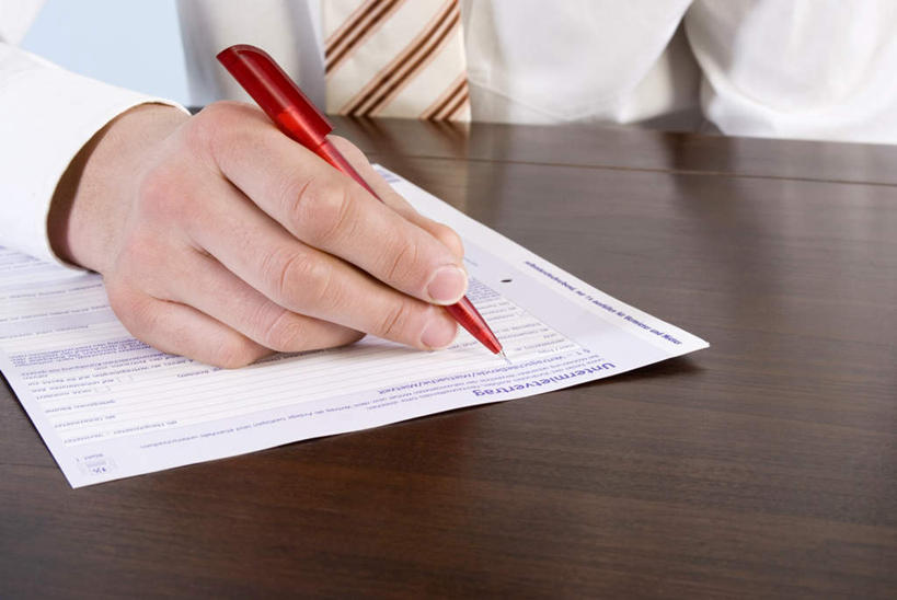 西方人,手,一个人,商务人士,商务男性,办公室,横图,俯视,室内,特写,白天,衬衫,家具,桌子,欧洲,欧洲人,双手,仅一个男性,仅一个人,握,套装,笔,材料,档案,文件,纸,办公桌,办公用品,领带,拿,拿着,水笔,文具,仅一个年轻男性,手稿,学习用品,资料,手部,握着,文具用品,证明,象征,庄重,文档,商务装,身份,工薪阶层,办公家具,正式,地位,男人,男性,年轻男性,白种人,白领,上班族,半身,彩图,高角度拍摄,衬衣