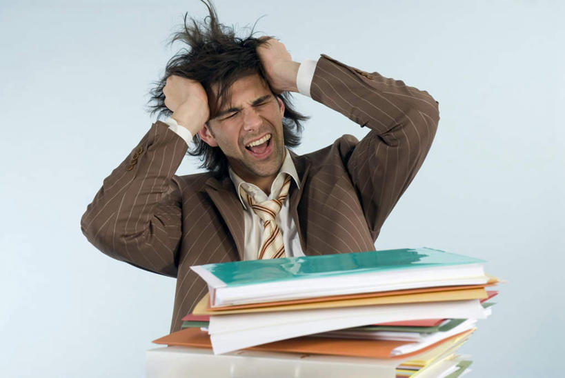 西方人,一个人,商务人士,商务男性,办公室,坐,闭眼,横图,室内,白天,正面,衬衫,家具,桌子,欧洲,欧洲人,仅一个男性,仅一个人,一堆,堆叠,堆积,蓝色背景,套装,生气,材料,档案,文件,纸,办公桌,领带,仅一个年轻男性,手稿,资料,抓,愤怒,摄影,影棚,堆,恼怒,证明,愤慨,怒气,气愤,象征,庄重,发怒,怒火,文档,商务装,身份,情绪,脾气,文件架,工薪阶层,资料架,忿怒,怨恨,办公家具,强烈,正式,地位,文件框,文件座,资料档,资料座,气忿,愤恨,肝火,激动,男人,男性,年轻男性,白种人,白领,上班族,闭眼睛,闭着眼,闭着眼睛,坐着,半身,彩图,影棚拍摄,衬衣,拍摄