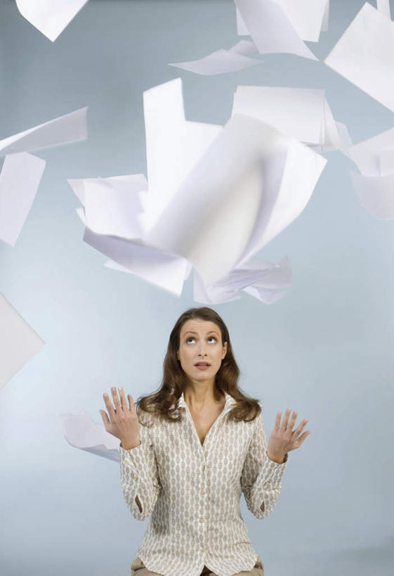 西方人,一个人,商务人士,商务女性,坐,举,笑,微笑,露齿笑,竖图,室内,白天,正面,欧洲,欧洲人,仅一个年轻女性,仅一个女性,仅一个人,套装,材料,档案,文件,纸,凌乱,注视,手稿,资料,观察,看,托,摄影,影棚,观看,证明,察看,混乱,关注,下降,文档,降落,商务装,工薪阶层,纷乱,缭乱,庞杂,降低,下跌,下落,年轻女性,女人,女性,白种人,白领,上班族,举起,举手,举着,向上举,向上伸,向上托,坐着,半身,彩图,影棚拍摄,拍摄