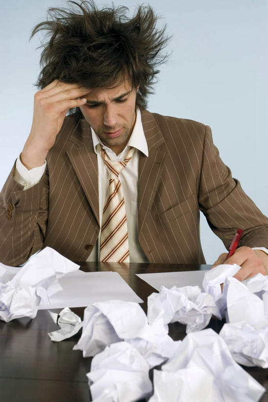 西方人,一个人,商务人士,商务男性,办公室,坐,竖图,室内,白天,正面,衬衫,家具,桌子,欧洲,欧洲人,仅一个男性,仅一个人,撑,蓝色背景,套装,生气,材料,档案,文件,纸,办公桌,垃圾,领带,凌乱,托腮,注视,仅一个年轻男性,手稿,资料,观察,看,托,愤怒,摄影,影棚,观看,恼怒,证明,察看,混乱,愤慨,怒气,气愤,象征,庄重,发怒,关注,怒火,托下巴,文档,商务装,身份,情绪,脾气,工薪阶层,忿怒,怨恨,办公家具,强烈,正式,地位,纷乱,缭乱,庞杂,气忿,愤恨,肝火,激动,男人,男性,年轻男性,白种人,白领,上班族,坐着,半身,彩图,影棚拍摄,衬衣,拍摄