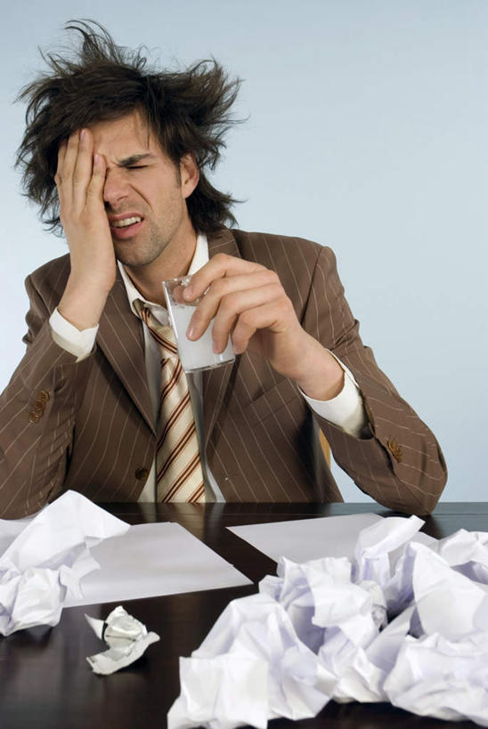 西方人,一个人,商务人士,商务男性,办公室,坐,竖图,室内,白天,正面,衬衫,家具,桌子,欧洲,欧洲人,仅一个男性,仅一个人,撑,蓝色背景,套装,生气,材料,档案,文件,纸,办公桌,垃圾,领带,凌乱,托腮,注视,仅一个年轻男性,手稿,资料,观察,看,托,愤怒,摄影,影棚,观看,恼怒,证明,察看,混乱,愤慨,怒气,气愤,象征,庄重,发怒,关注,怒火,托下巴,文档,商务装,身份,情绪,脾气,工薪阶层,忿怒,怨恨,办公家具,强烈,正式,地位,纷乱,缭乱,庞杂,气忿,愤恨,肝火,激动,男人,男性,年轻男性,白种人,白领,上班族,坐着,半身,彩图,影棚拍摄,衬衣,拍摄