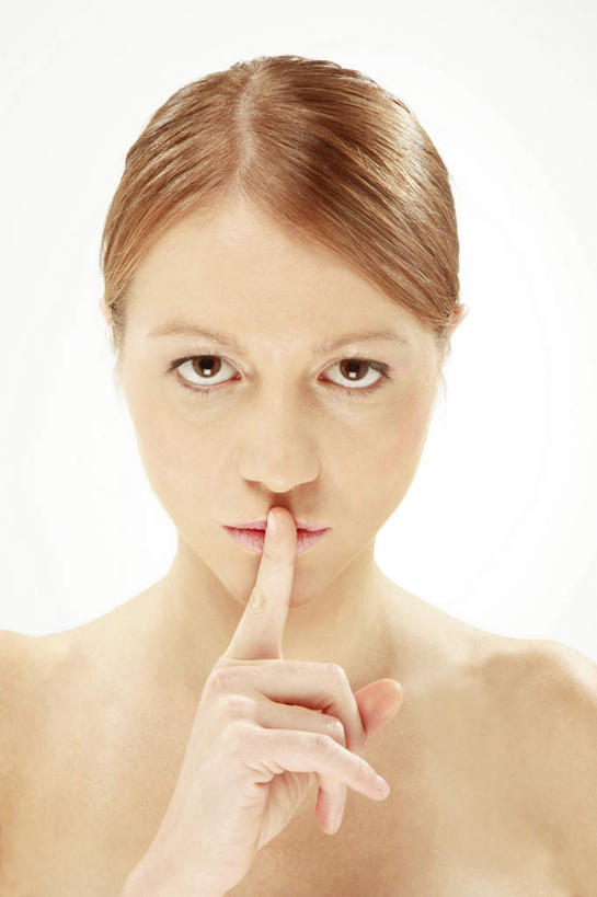 西方人,脸,头,脸颊,脖子,手,一个人,竖图,室内,特写,白天,白色背景,正面,欧洲,欧洲人,仅一个年轻女性,仅一个女性,仅一个人,注视,裸露,肩膀,观察,看,手势,手部,手指,安静,摄影,影棚,观看,单手,察看,食指,关注,裸,年轻女性,女人,女性,白种人,头部,脖,颈,颈部,脸部,脸蛋,面部,半身,彩图,影棚拍摄,拍摄