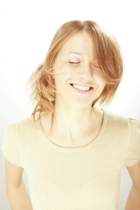 西方人,脸,头,脸颊,脖子,一个人,站,笑,微笑,露齿笑,竖图,室内,特写,白天,白色背景,正面,欧洲,欧洲人,仅一个年轻女性,仅一个女性,仅一个人,服装,注视,休闲装,肩膀,衣服,观察,看,站着,休闲,休闲服,摄影,服饰,影棚,观看,察看,关注,年轻女性,女人,女性,白种人,头部,脖,颈,颈部,脸部,脸蛋,面部,站立,半身,彩图,影棚拍摄,拍摄