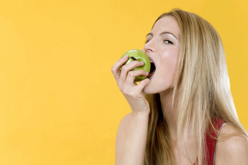 西方人,脸,头,脸颊,手,一个人,站,吃,横图,室内,特写,白天,正面,苹果,水果,吊带,欧洲,欧洲人,双手,仅一个年轻女性,仅一个女性,仅一个人,握,黄色背景,服装,新鲜,生食,食品,果实,拿,拿着,注视,吊带衫,食物,一个,衣服,观察,看,站着,手部,握着,摄影,服饰,有机食品,绿色食品,影棚,单个,观看,察看,衣着,穿着,关注,衣饰,年轻女性,女人,女性,白种人,头部,脸部,脸蛋,面部,嚼,食,站立,半身,彩图,影棚拍摄,拍摄