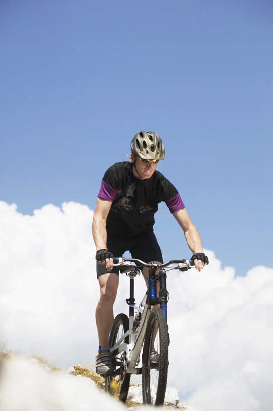 西方人,一个人,坐,竖图,室外,白天,仰视,旅游,度假,石头,美景,山,山脉,雾,自行车,帽子,欧洲,欧洲人,仅一个男性,仅一个人,阴影,服装,朦胧,模糊,光线,石子,头盔,影子,景观,山顶,山峰,云,云朵,山峦,云彩,注视,休闲装,娱乐,车,脚踏车,仅一个年轻男性,衣服,蓝色,白云,蓝天,天空,阳光,自然,安全帽,交通工具,群山,天,观察,看,骑车,享受,休闲,休闲服,景色,放松,服饰,晴朗,观看,迷雾,察看,关注,自然风光,载具,沉积岩,颠峰,极峰,水成岩,男人,男性,年轻男性,白种人,石块,岩石,大雾,晴空,坐着,彩图,低角度拍摄,全身