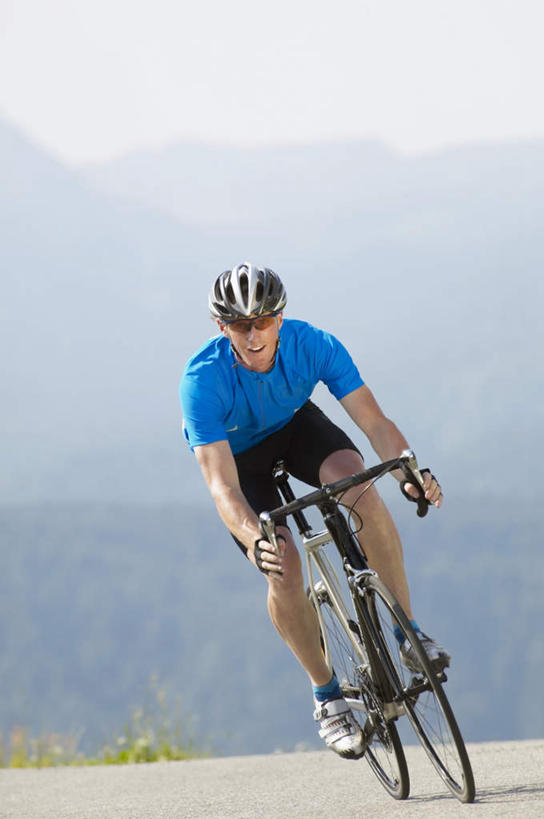 西方人,一个人,坐,竖图,室外,白天,正面,旅游,度假,石头,美景,山,山脉,雾,道路,路,自行车,帽子,欧洲,欧洲人,仅一个男性,仅一个人,服装,朦胧,模糊,石子,头盔,景观,山顶,山峰,小路,交通,山峦,注视,休闲装,娱乐,车,脚踏车,仅一个年轻男性,衣服,自然,安全帽,交通工具,群山,观察,看,骑车,享受,休闲,休闲服,景色,放松,服饰,观看,迷雾,察看,关注,自然风光,载具,沉积岩,颠峰,极峰,水成岩,男人,男性,年轻男性,白种人,石块,岩石,大雾,坐着,彩图,全身