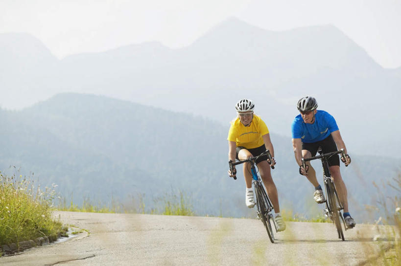 西方人,两个人,伙伴,朋友,坐,横图,室外,白天,正面,旅游,度假,友谊,草地,草坪,石头,美景,山,山脉,植物,雾,道路,路,自行车,帽子,欧洲,欧洲人,服装,朦胧,模糊,石子,头盔,景观,山顶,山峰,小路,交通,山峦,注视,休闲装,娱乐,车,脚踏车,草,衣服,绿色,自然,安全帽,交通工具,群山,观察,看,骑车,享受,休闲,休闲服,景色,放松,服饰,观看,迷雾,察看,关注,自然风光,载具,沉积岩,颠峰,极峰,水成岩,友情,男人,男性,年轻男性,白种人,石块,岩石,大雾,坐着,彩图,全身