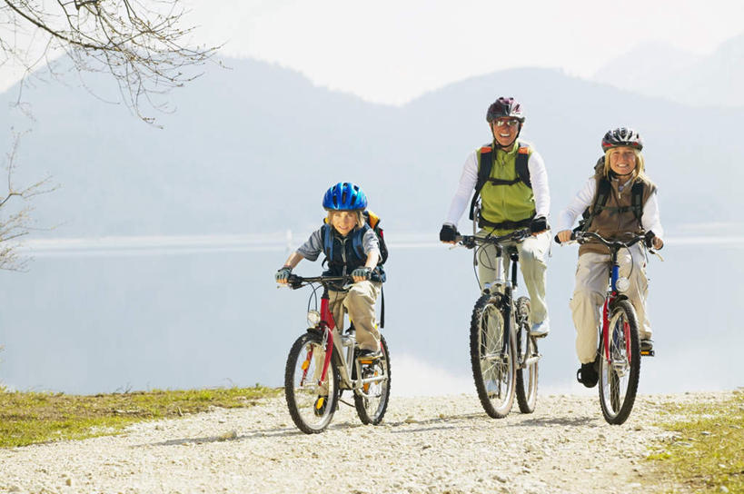 西方人,儿童,三个人,伙伴,朋友,坐,横图,室外,白天,正面,旅游,度假,友谊,纯洁,草地,草坪,石头,美景,山,山脉,植物,雾,道路,路,自行车,帽子,欧洲,欧洲人,服装,朦胧,模糊,石子,头盔,景观,山顶,山峰,小路,交通,山峦,注视,休闲装,娱乐,车,脚踏车,草,小孩,衣服,绿色,自然,安全帽,交通工具,群山,观察,看,骑车,享受,休闲,休闲服,景色,放松,可爱,童年,童趣,服饰,观看,迷雾,察看,关注,自然风光,载具,童真,烂漫,无邪,沉积岩,颠峰,极峰,水成岩,天真,友情,男孩,男人,男性,白种人,石块,岩石,大雾,坐着,彩图,全身,男生