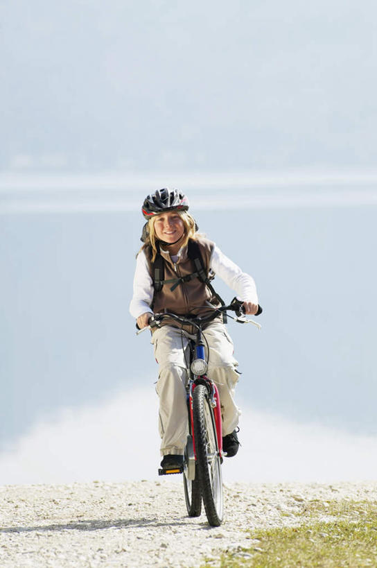 西方人,儿童,一个人,坐,竖图,室外,白天,正面,旅游,度假,纯洁,草地,草坪,美景,植物,道路,路,自行车,帽子,欧洲,欧洲人,仅一个女性,仅一个人,阴影,服装,光线,头盔,影子,景观,小路,交通,注视,休闲装,娱乐,车,脚踏车,草,小孩,衣服,绿色,阳光,自然,安全帽,交通工具,观察,看,仅一个小孩,骑车,享受,休闲,休闲服,景色,放松,可爱,童年,童趣,服饰,乡间小路,观看,察看,关注,自然风光,载具,童真,烂漫,无邪,天真,女孩,女人,女性,白种人,孩子,坐着,彩图,全身,女生