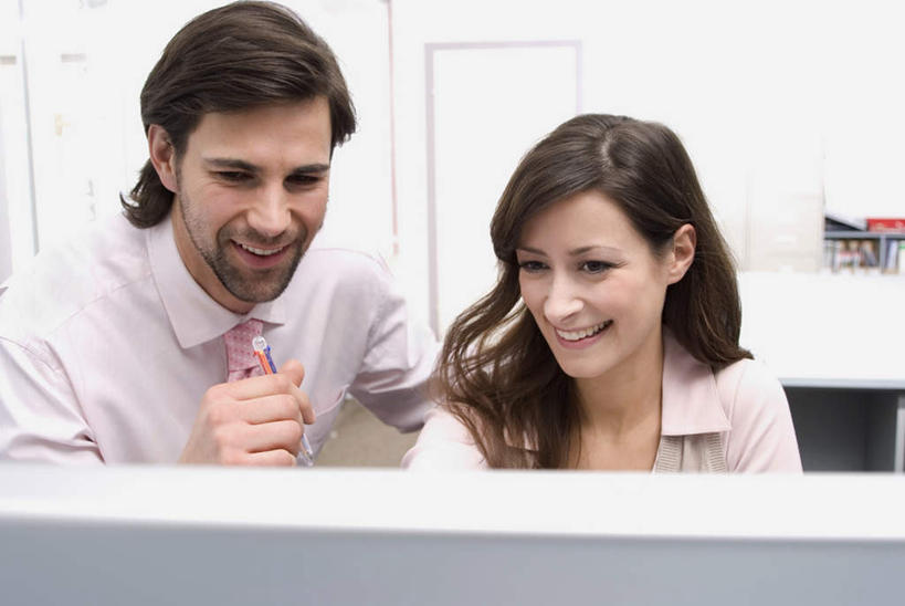 西方人,两个人,伙伴,朋友,商务人士,商务男性,商务女性,站,坐,笑,微笑,露齿笑,横图,室内,白天,正面,衬衫,友谊,合作,团队,电脑,显示器,鼠标,键盘,欧洲,欧洲人,握,套装,网络,领带,注视,鼓励,输入设备,通讯设备,观察,加油,看,手势,握拳,站着,台式电脑,战略,打气,握着,观看,察看,象征,庄重,关注,鼓舞,通信设备,商务装,身份,工薪阶层,输出设备,联合,合谋,正式,地位,配合,协作,男人,男性,年轻男性,年轻女性,女人,女性,白种人,白领,上班族,站立,坐着,半身,彩图,衬衣