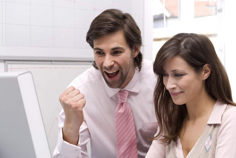 西方人,两个人,伙伴,朋友,商务人士,商务男性,商务女性,站,坐,笑,微笑,露齿笑,横图,室内,白天,正面,衬衫,友谊,合作,团队,电脑,显示器,鼠标,键盘,欧洲,欧洲人,握,套装,网络,领带,注视,鼓励,输入设备,通讯设备,观察,加油,看,手势,握拳,站着,台式电脑,战略,打气,握着,观看,察看,象征,庄重,关注,鼓舞,通信设备,商务装,身份,工薪阶层,输出设备,联合,合谋,正式,地位,配合,协作,男人,男性,年轻男性,年轻女性,女人,女性,白种人,白领,上班族,站立,坐着,半身,彩图,衬衣