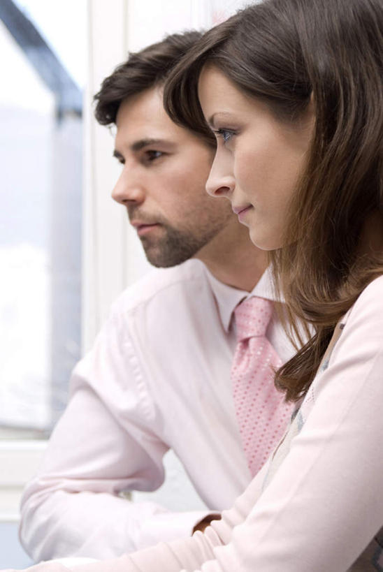 西方人,两个人,伙伴,朋友,商务人士,商务男性,商务女性,坐,竖图,室内,白天,侧面,衬衫,友谊,合作,团队,欧洲,欧洲人,套装,领带,注视,观察,看,战略,观看,察看,象征,庄重,关注,商务装,身份,工薪阶层,联合,合谋,正式,地位,配合,协作,男人,男性,年轻男性,年轻女性,女人,女性,白种人,白领,上班族,坐着,半身,彩图,衬衣