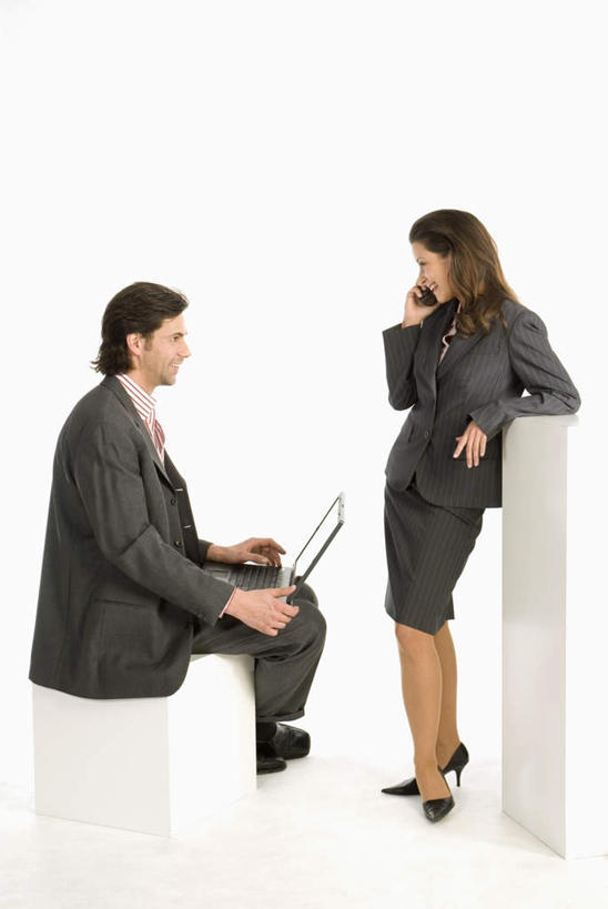 西方人,两个人,伙伴,朋友,商务人士,商务男性,商务女性,站,坐,打电话,竖图,室内,白天,白色背景,侧面,高跟鞋,衬衫,时尚,友谊,合作,团队,电脑,笔记本电脑,电话,手机,鞋子,欧洲,欧洲人,握,套装,网络,木制,板凳,凳子,领带,拿,拿着,注视,通讯设备,相视,木制品,观察,看,站着,面对面,战略,握着,摄影,影棚,观看,对视,察看,无线,互视,象征,庄重,关注,时髦,通信设备,相对,商务装,身份,无线网络,无线上网,便携式电脑,工薪阶层,相看,联合,合谋,正式,地位,时兴,交流,配合,协作,手提电脑,男人,男性,年轻男性,年轻女性,女人,女性,白种人,白领,上班族,沟通,通话,站立,坐着,彩图,全身,影棚拍摄,衬衣,拍摄