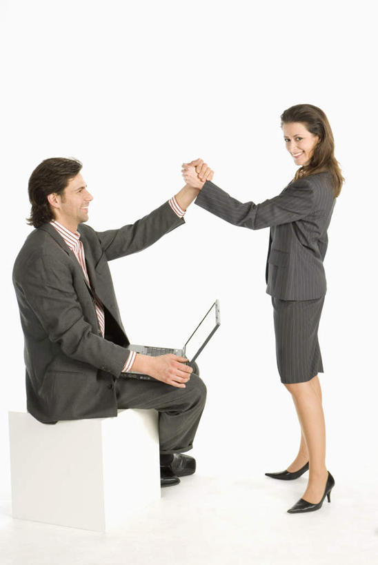西方人,两个人,伙伴,朋友,商务人士,商务男性,商务女性,站,坐,握手,竖图,室内,白天,白色背景,侧面,高跟鞋,衬衫,时尚,友谊,合作,团队,电脑,笔记本电脑,鞋子,欧洲,欧洲人,套装,网络,木制,板凳,凳子,领带,通讯设备,相视,木制品,站着,面对面,战略,摄影,影棚,对视,无线,互视,象征,庄重,时髦,通信设备,相对,商务装,身份,无线网络,无线上网,便携式电脑,工薪阶层,相看,联合,合谋,正式,地位,时兴,配合,协作,手提电脑,男人,男性,年轻男性,年轻女性,女人,女性,白种人,白领,上班族,搀手,拉手,手搀手,手拉手,手牵手,手握手,站立,坐着,彩图,全身,影棚拍摄,衬衣,拍摄