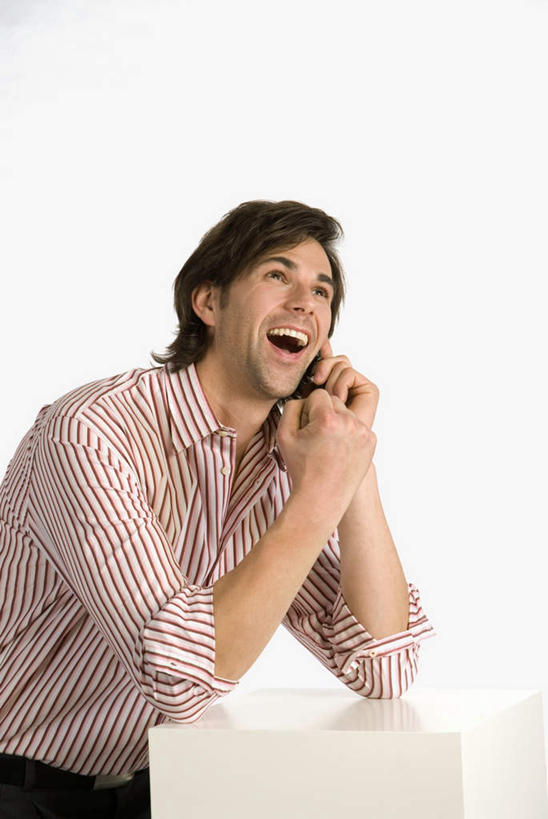 西方人,一个人,商务人士,商务男性,走,笑,打电话,微笑,露齿笑,竖图,室内,白天,白色背景,正面,衬衫,桌面,桌子,电话,手机,欧洲,欧洲人,仅一个男性,仅一个人,仅一个中年男性,握,套装,木制,拿,拿着,注视,通讯设备,木制品,观察,看,握着,摄影,影棚,观看,察看,关注,商务装,工薪阶层,交流,男人,男性,中年男性,白种人,白领,上班族,步行,沟通,散步,通话,走路,半身,彩图,影棚拍摄,衬衣,拍摄