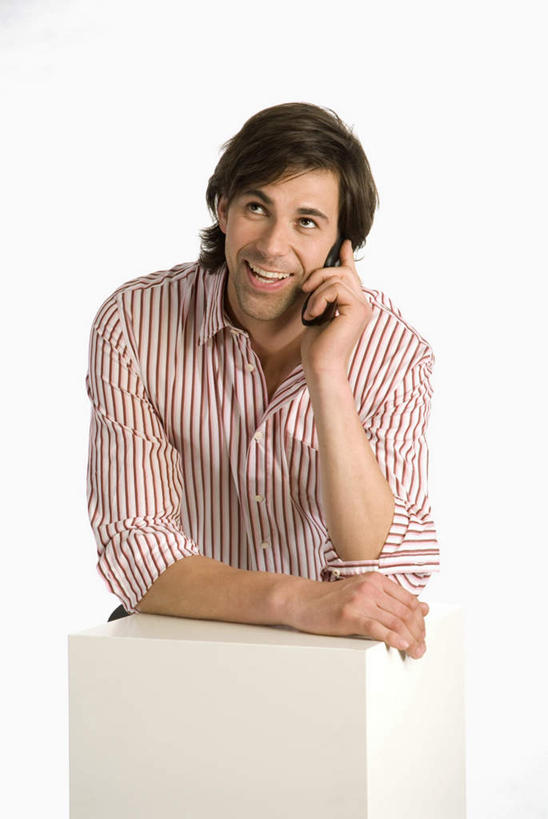 西方人,一个人,商务人士,商务男性,走,笑,打电话,微笑,露齿笑,竖图,室内,白天,白色背景,正面,衬衫,桌面,桌子,电话,手机,欧洲,欧洲人,仅一个男性,仅一个人,仅一个中年男性,握,套装,木制,拿,拿着,注视,通讯设备,木制品,观察,看,握着,摄影,影棚,观看,察看,关注,商务装,工薪阶层,交流,男人,男性,中年男性,白种人,白领,上班族,步行,沟通,散步,通话,走路,半身,彩图,影棚拍摄,衬衣,拍摄