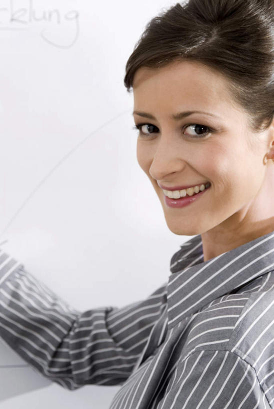 西方人,脸,头,脸颊,脖子,一个人,商务人士,商务女性,站,笑,微笑,露齿笑,竖图,室内,特写,白天,白色背景,侧面,欧洲,欧洲人,仅一个年轻女性,仅一个女性,仅一个人,套装,扭头,注视,肩膀,观察,看,站着,转头,摄影,影棚,观看,察看,关注,商务装,工薪阶层,年轻女性,女人,女性,白种人,头部,脖,颈,颈部,脸部,脸蛋,面部,白领,上班族,站立,半身,彩图,影棚拍摄,拍摄