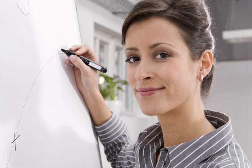 西方人,脸,头,脸颊,脖子,一个人,商务人士,商务女性,站,笑,微笑,横图,室内,特写,白天,侧面,欧洲,欧洲人,仅一个年轻女性,仅一个女性,仅一个人,握,套装,笔,办公用品,拿,拿着,扭头,注视,肩膀,水笔,文具,学习用品,观察,看,站着,转头,握着,观看,文具用品,察看,关注,商务装,记录板,工薪阶层,记事板,年轻女性,女人,女性,白种人,头部,脖,颈,颈部,脸部,脸蛋,面部,白领,上班族,站立,半身,彩图