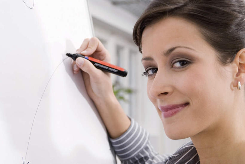 西方人,脸,头,脸颊,脖子,一个人,商务人士,商务女性,站,笑,微笑,横图,室内,特写,白天,侧面,欧洲,欧洲人,仅一个年轻女性,仅一个女性,仅一个人,握,套装,笔,办公用品,拿,拿着,扭头,注视,肩膀,水笔,文具,学习用品,观察,看,站着,转头,握着,观看,文具用品,察看,关注,商务装,记录板,工薪阶层,记事板,年轻女性,女人,女性,白种人,头部,脖,颈,颈部,脸部,脸蛋,面部,白领,上班族,站立,半身,彩图