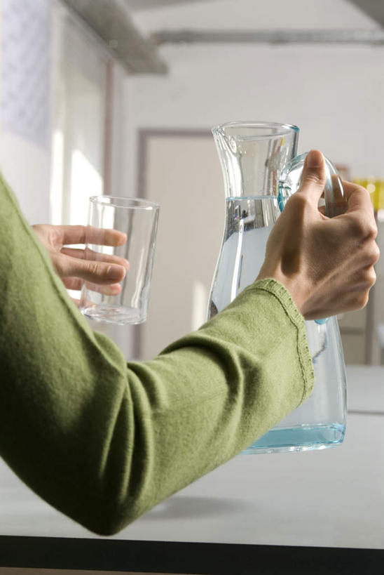 西方人,手,一个人,竖图,室内,特写,白天,水,杯子,欧洲,欧洲人,仅一个年轻女性,仅一个女性,仅一个人,握,服装,壶,液体,拿,拿着,休闲装,饮用水,玻璃制品,水壶,背面,衣服,茶壶,容器,水杯,矿泉水,休闲,手部,休闲服,握着,服饰,蒸馏水,年轻女性,女人,女性,白种人,玻璃杯,半身,彩图