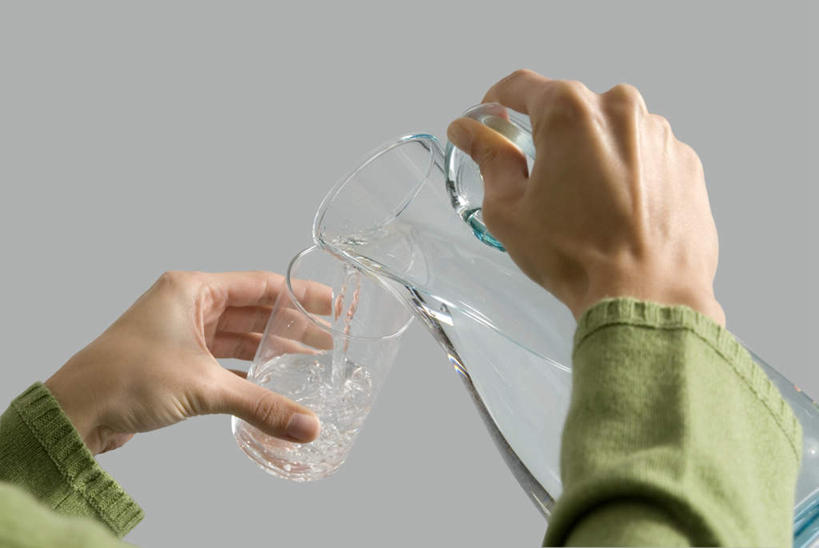 西方人,手,一个人,横图,室内,特写,白天,水,杯子,欧洲,欧洲人,仅一个年轻女性,仅一个女性,仅一个人,握,服装,壶,液体,拿,拿着,休闲装,饮用水,玻璃制品,水壶,背面,衣服,茶壶,容器,水杯,矿泉水,休闲,手部,休闲服,握着,服饰,蒸馏水,年轻女性,女人,女性,白种人,玻璃杯,半身,彩图