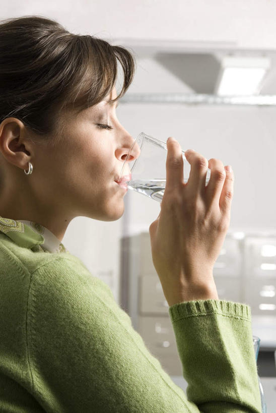 西方人,一个人,站,闭眼,竖图,室内,白天,侧面,水,杯子,欧洲,欧洲人,仅一个年轻女性,仅一个女性,仅一个人,喝,握,服装,液体,拿,拿着,休闲装,饮用水,玻璃制品,一个,衣服,水杯,矿泉水,站着,休闲,休闲服,握着,服饰,单个,蒸馏水,年轻女性,女人,女性,白种人,玻璃杯,闭眼睛,闭着眼,闭着眼睛,站立,半身,彩图