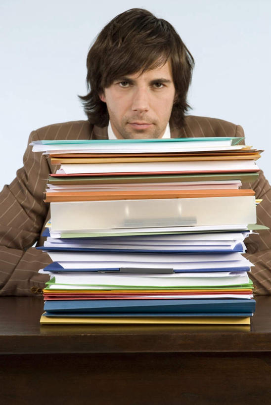 西方人,一个人,商务人士,商务男性,办公室,坐,竖图,室内,白天,正面,衬衫,家具,桌子,欧洲,欧洲人,仅一个男性,仅一个人,套装,材料,档案,文件,纸,办公桌,领带,注视,仅一个年轻男性,手稿,资料,观察,看,摄影,影棚,观看,证明,察看,象征,庄重,关注,文档,商务装,身份,文件架,工薪阶层,资料架,办公家具,正式,地位,文件框,文件座,资料档,资料座,男人,男性,年轻男性,白种人,白领,上班族,坐着,半身,彩图,影棚拍摄,衬衣,拍摄