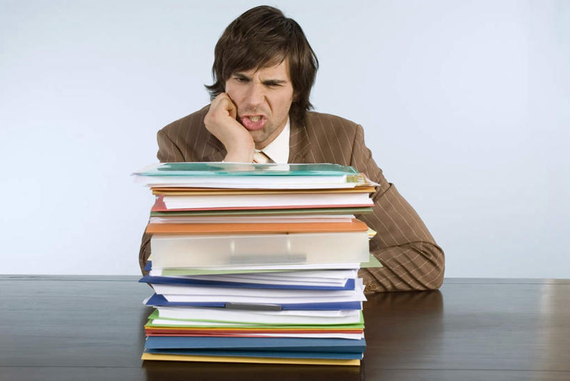 西方人,一个人,商务人士,商务男性,办公室,坐,横图,室内,白天,正面,衬衫,家具,桌子,欧洲,欧洲人,仅一个男性,仅一个人,撑,套装,生气,材料,档案,文件,纸,办公桌,领带,托腮,注视,仅一个年轻男性,手稿,资料,观察,看,托,愤怒,摄影,影棚,观看,恼怒,证明,察看,愤慨,怒气,气愤,象征,庄重,发怒,关注,怒火,托下巴,文档,商务装,身份,情绪,脾气,文件架,工薪阶层,资料架,忿怒,怨恨,办公家具,强烈,正式,地位,文件框,文件座,资料档,资料座,气忿,愤恨,肝火,激动,男人,男性,年轻男性,白种人,白领,上班族,坐着,半身,彩图,影棚拍摄,衬衣,拍摄