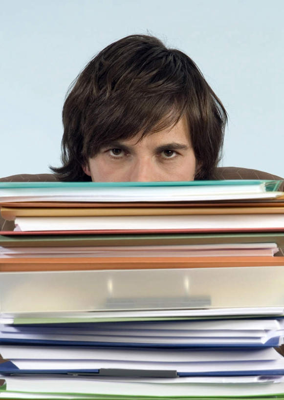 西方人,脸,头,脸颊,一个人,商务人士,商务男性,办公室,竖图,室内,特写,白天,正面,衬衫,家具,桌子,欧洲,欧洲人,仅一个男性,仅一个人,套装,材料,档案,文件,纸,办公桌,注视,仅一个年轻男性,手稿,资料,观察,看,摄影,影棚,观看,证明,察看,关注,文档,商务装,文件架,工薪阶层,资料架,办公家具,文件框,文件座,资料档,资料座,男人,男性,年轻男性,白种人,头部,脸部,脸蛋,面部,白领,上班族,半身,彩图,影棚拍摄,衬衣,拍摄