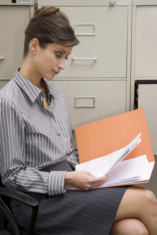 西方人,一个人,商务人士,商务女性,坐,竖图,室内,白天,侧面,柜子,椅子,欧洲,欧洲人,仅一个年轻女性,仅一个女性,仅一个人,握,套装,材料,档案,文件,拿,拿着,注视,会议椅,资料,观察,看,握着,观看,办公椅,察看,关注,文档,商务装,档案柜,工薪阶层,商务椅,培训椅,年轻女性,女人,女性,白种人,白领,上班族,坐着,半身,彩图